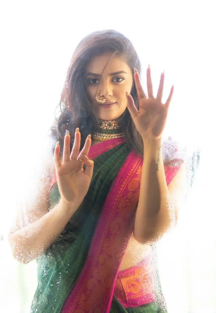 INDIAN TV MODEL SREEMUKHI IN TRADITIONAL GREEN SAREE 4